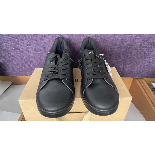 550 - Extreme Men's Black Low Trainers Size 46 (Unused)