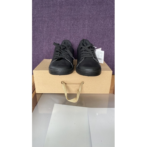 551 - Extreme Men's Black Low Trainers Size 42 (Unused)