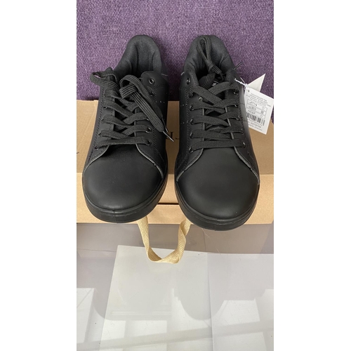 551 - Extreme Men's Black Low Trainers Size 42 (Unused)