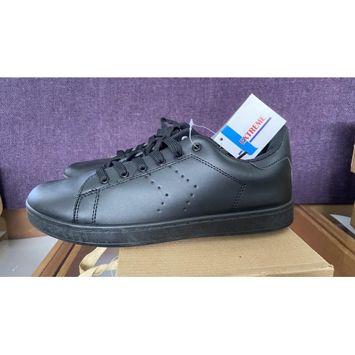 551 - Extreme Men's Black Low Trainers Size 42 (Unused)