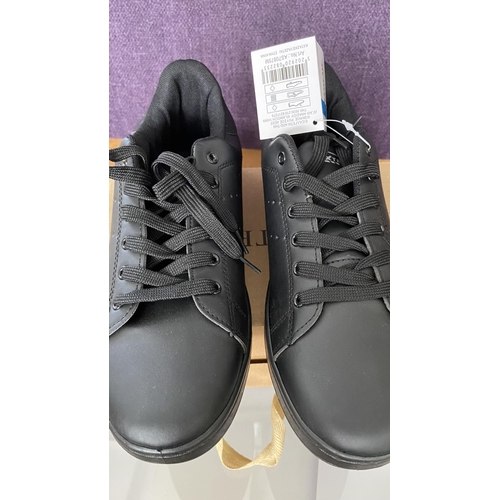 551 - Extreme Men's Black Low Trainers Size 42 (Unused)