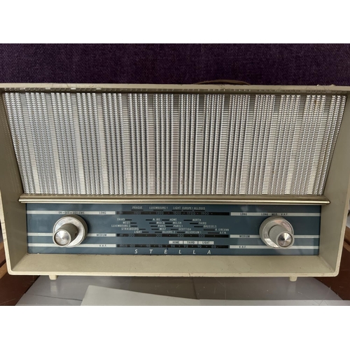 556 - Vintage Stella/Philips Radio