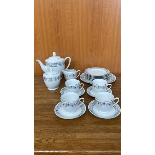 562 - Beautiful Chinese Porcelain 18-Piece Tea Set