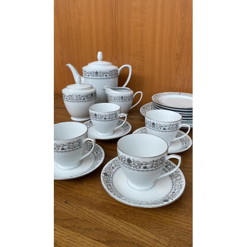 562 - Beautiful Chinese Porcelain 18-Piece Tea Set