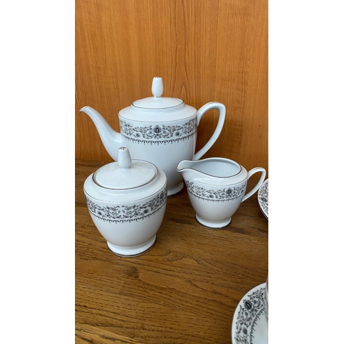 562 - Beautiful Chinese Porcelain 18-Piece Tea Set