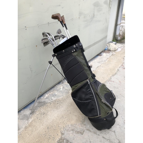 628A - Ben Sayers Golf Bag with 12 Golf Clubs