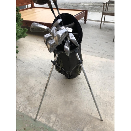 628A - Ben Sayers Golf Bag with 12 Golf Clubs