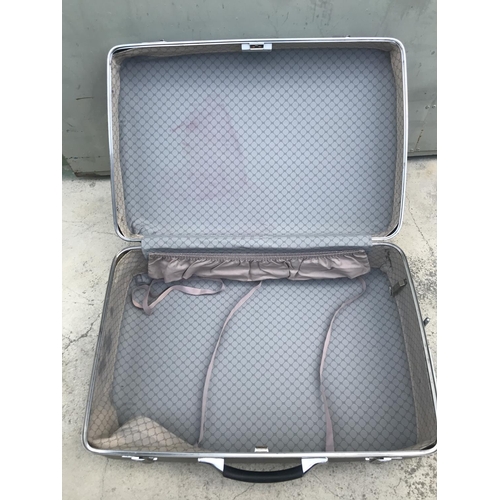 667 - American Tourister Large Hard Shell Travel Luggage Suitcase