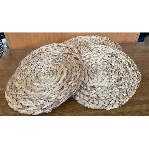 245 - x8 Round Seagrass Heat Resistant Placemats (35/38cm Diameter)