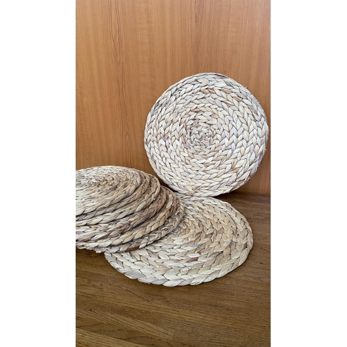 245 - x8 Round Seagrass Heat Resistant Placemats (35/38cm Diameter)