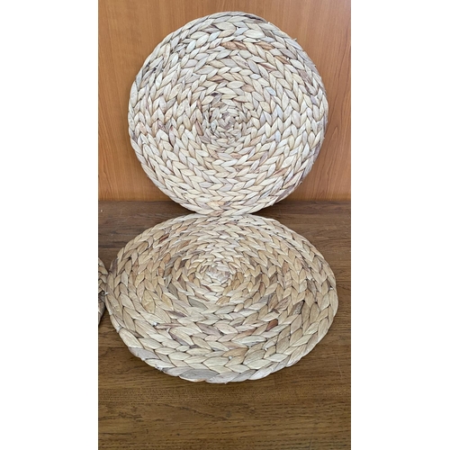 245 - x8 Round Seagrass Heat Resistant Placemats (35/38cm Diameter)