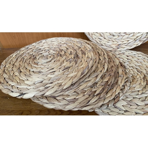 245 - x8 Round Seagrass Heat Resistant Placemats (35/38cm Diameter)