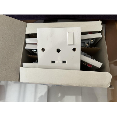 514 - Box of 10 Eaton Brand Wall Sockets 13A (Unused)