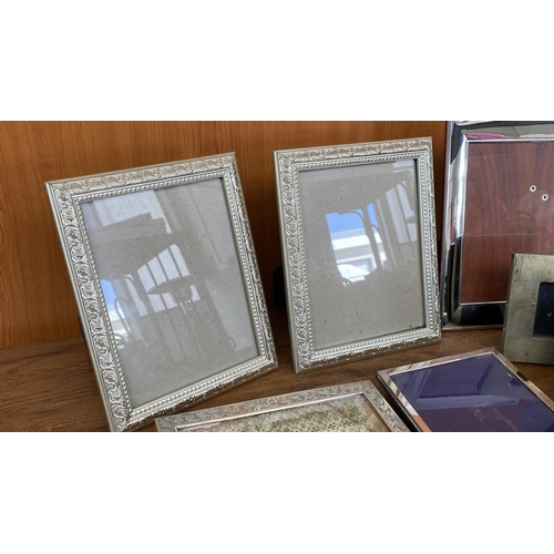 186 - Collection of Vintage Photo Frames