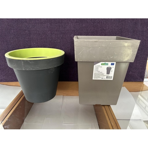 511 - x2 Plastic Planters