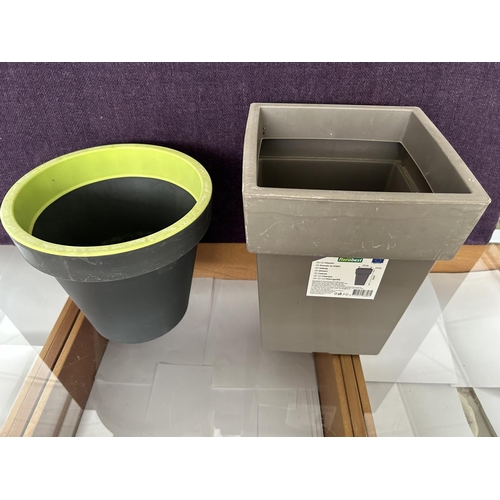 511 - x2 Plastic Planters