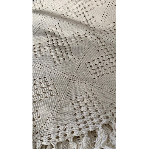 525 - Off-White Hand Crocheted Bedspread with Fringe - Lovely for Couch/Throw, Freshly Cleaned (Appr. 220 ... 