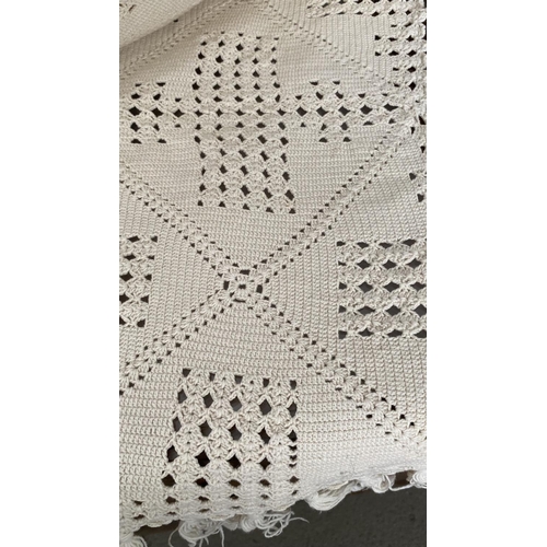 525 - Off-White Hand Crocheted Bedspread with Fringe - Lovely for Couch/Throw, Freshly Cleaned (Appr. 220 ... 