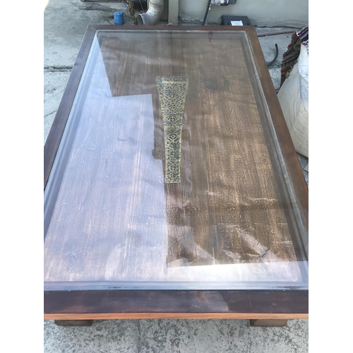 530 - Retro Large Solid Wood Glass Top Coffee Table with Under Glass Decoration (160 W. x 100 D. x 44cm H.... 