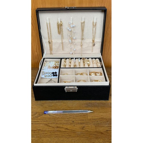 567 - Two-Layer Jewelry Box of Faux Bijoux, with Key Lock (Unused)