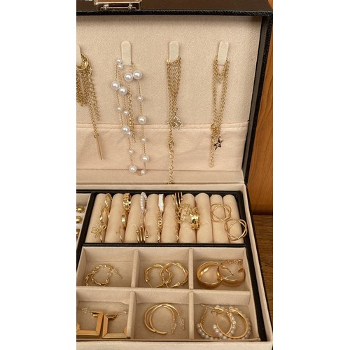 567 - Two-Layer Jewelry Box of Faux Bijoux, with Key Lock (Unused)