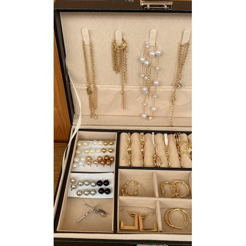 567 - Two-Layer Jewelry Box of Faux Bijoux, with Key Lock (Unused)