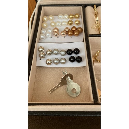 567 - Two-Layer Jewelry Box of Faux Bijoux, with Key Lock (Unused)