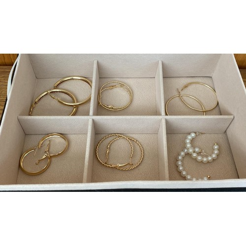 567 - Two-Layer Jewelry Box of Faux Bijoux, with Key Lock (Unused)