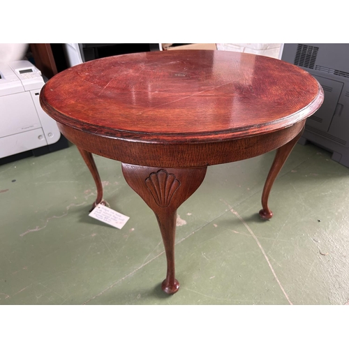 597 - Antique Circular Side Table with Cabriolet Legs and Shell Carved Knees (58cm Diameter, 42cm H.)