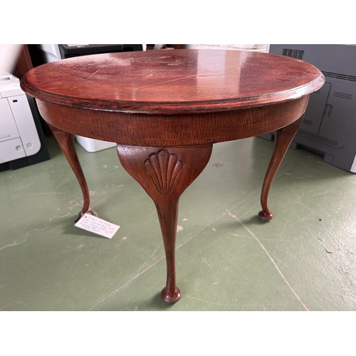 597 - Antique Circular Side Table with Cabriolet Legs and Shell Carved Knees (58cm Diameter, 42cm H.)