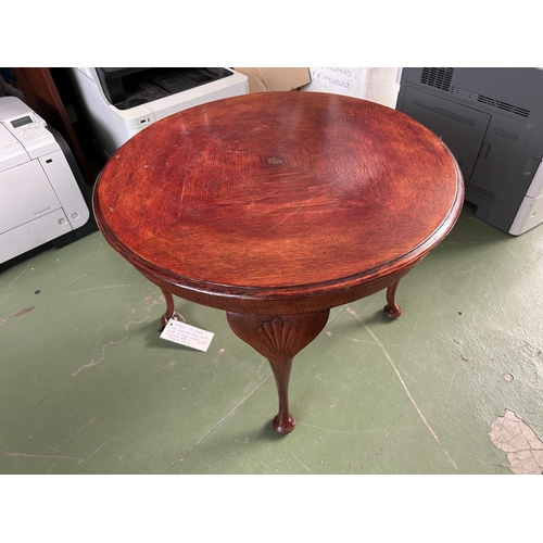 597 - Antique Circular Side Table with Cabriolet Legs and Shell Carved Knees (58cm Diameter, 42cm H.)