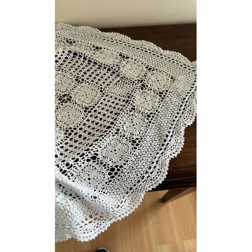 641 - Large Vintage Handmade White Floral Crochet Lace Table Cloth