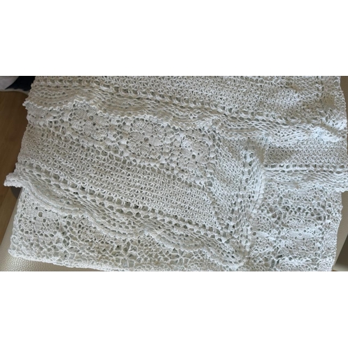 641 - Large Vintage Handmade White Floral Crochet Lace Table Cloth