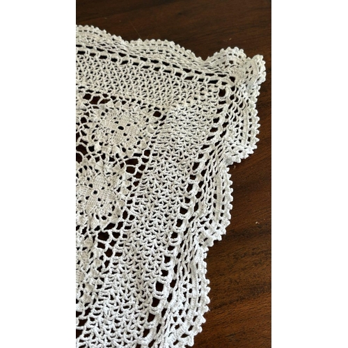 641 - Large Vintage Handmade White Floral Crochet Lace Table Cloth