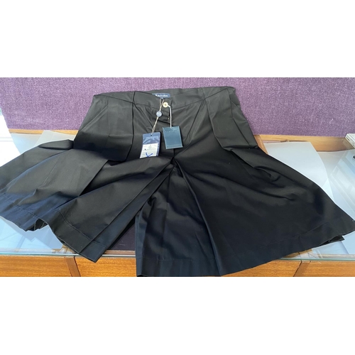 93 - Aquascutum London Black Kada Shorts Size 16 (Unused)