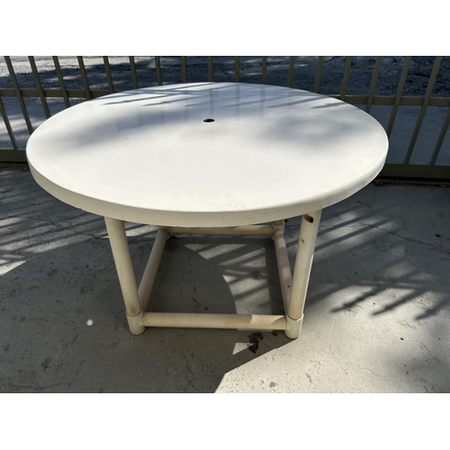 577 - Garden Plastic Circular Table