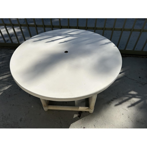 577 - Garden Plastic Circular Table