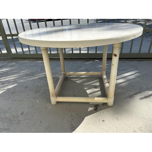 577 - Garden Plastic Circular Table