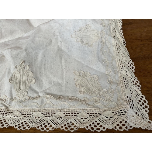 90 - Large Beautiful Linen Table Cloth (220 x 320) (Unused)