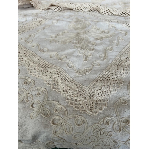 90 - Large Beautiful Linen Table Cloth (220 x 320) (Unused)