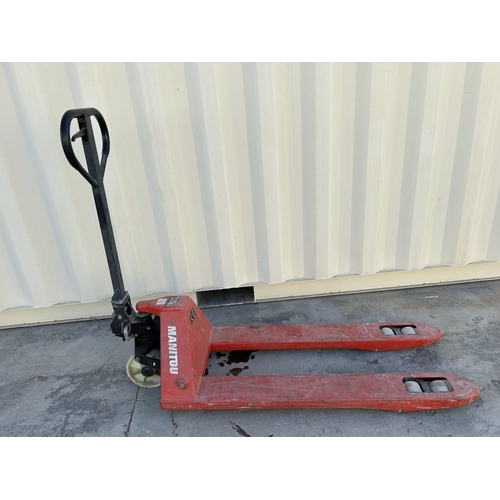 96 - Maniton 2000Kg Hand Lift (A/F - Oil Leakage)