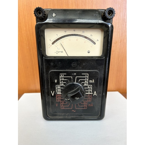 138 - Vintage Bakelite German Voltmeter