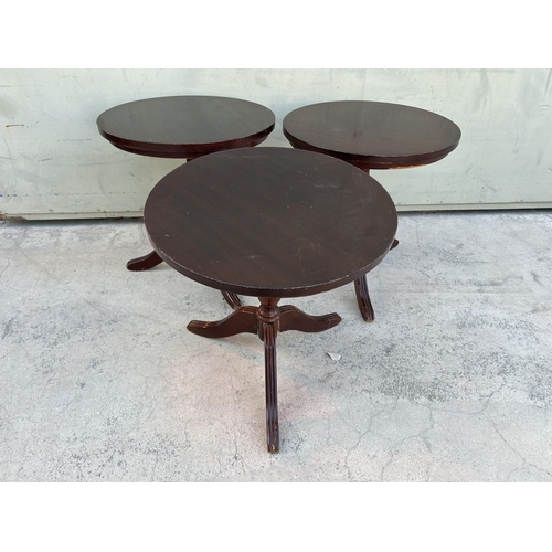 491 - x3 Vintage 1960's Mahogany Pedestal Round Side Tables (A/F)