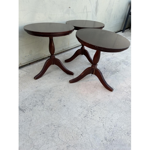 491 - x3 Vintage 1960's Mahogany Pedestal Round Side Tables (A/F)