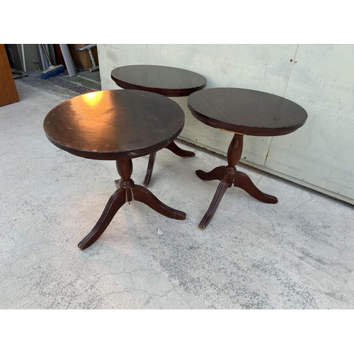 491 - x3 Vintage 1960's Mahogany Pedestal Round Side Tables (A/F)