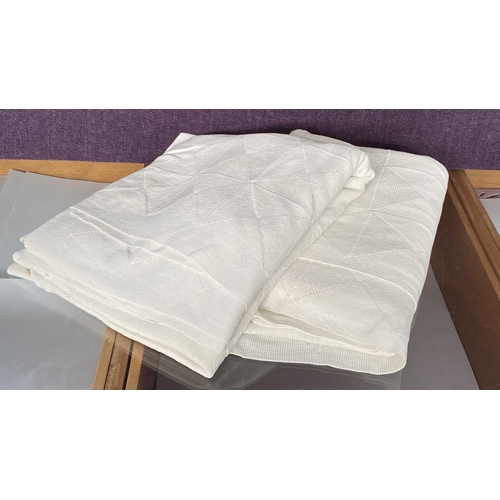 121 - x2 Single Knitted White Summer Bed Covers/Sofa Throws (x1 A/F - Needs Cleaning)