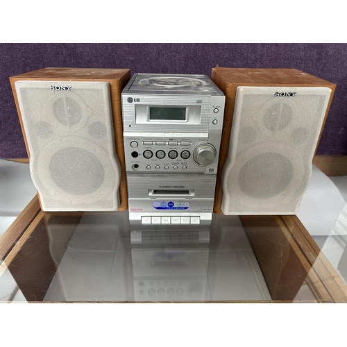 589 - LG Radio Cassette/CD Player with x2 Sony Speakers