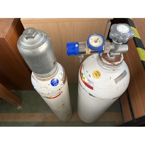 50 - x2 Industrial Oxygen Cylinders (x1 Full)