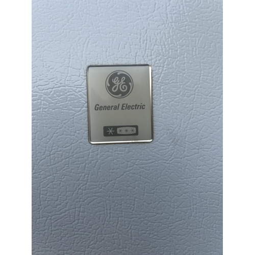 47 - General Electric Model TBG18JADARWW 2-Door Fridge Freezer - Code AM6922X