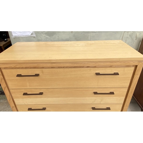 4 - American Drexel Heritage Chest of 5 Drawers in Light Wood Finish (117 w. x 50 D. x 128cm H.) - Code ... 